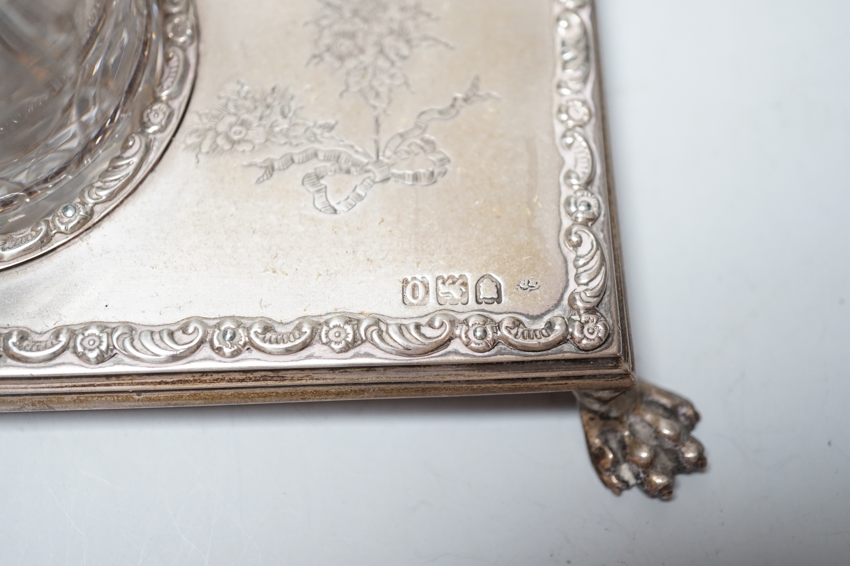 An Edwardian silver inkstand, with mounted glass well, on paw feet, maker's mark rubbed, London, 1909, 18.8cm, together with an associated S. Mordan & Co dip pen.